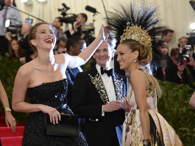 Sarah Jessica Parker, who wore a Giles Deacon gown and an amazing mohawk-inspired Philip Treacy couture hat. SJP shared a laugh with Oscar winner Jennifer Lawrence,